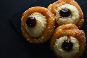 Zeppole dorate: il contrasto perfetto sul nero 🍩✨