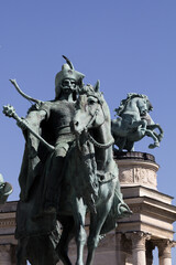 Obraz premium A close-up shot of the stunning details of the Heroes' Square monument in Budapest, showcasing the intricate sculptures and historic design.