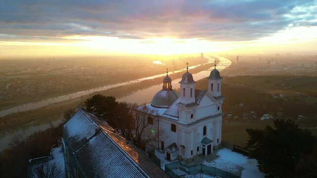 Wien, Hauptstadt von &Ouml;sterreich. Leopoldsberg im Wienerwald mit Schnee im Winter.