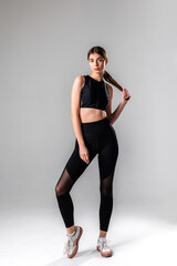 Obraz premium Model showcasing stylish athletic wear in a studio setting during a fashion shoot
