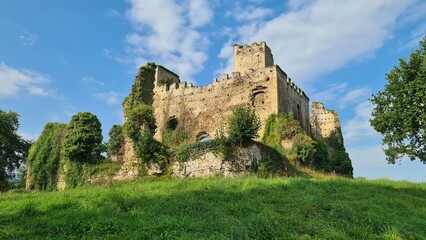 Fototapeta premium Les ruines du château de Montespan (Haute-Garonne) 