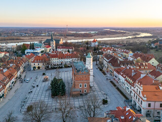 Panorama Sandomierza i Starego Miasta. Widok z lotu drona. Królewskie Miasto. Ratusz Sandomierz. Sandomierz. Województwo świętokrzyskie. Polska.