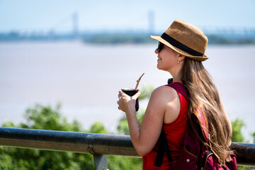 Turista argentina paseando por Rosario y tomando mate en el Parque frente al río Paraná