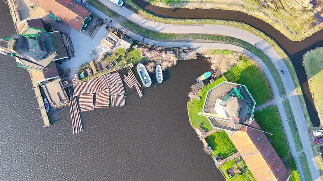 Le magnifique petit village de Zaanse Schans au pays-bas &agrave; c&ocirc;t&eacute; de la ville de Amsterdam, avec les moulins &agrave; vent 