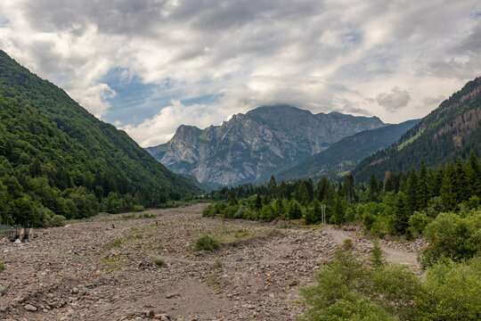 vista panoramica su un ambiente naturale di montagna, vicino al paese di Paluzza e sul torrente But, nel Friuli Venezia Giulia settentrionale, sotto un cielo nuvoloso, di giorno, in estate