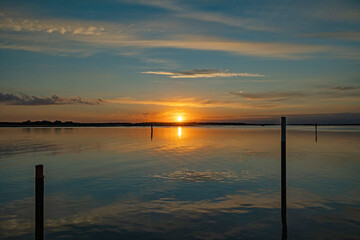 panoramica su un bellissimo tramonto su un'area naturale lagunare marina nel Veneto sud-orientale,...