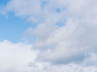  春の変わり易い天気 　青空と雲03