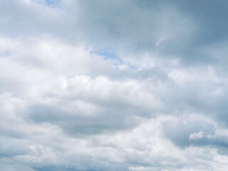 春の雲の多い空02