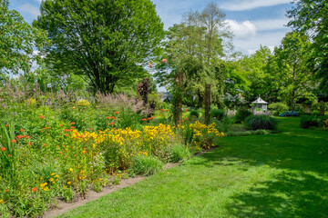 Staudenbeet mit Gr&auml;sern und Pavillon