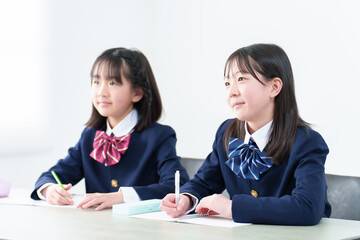 学校で勉強をする女の子