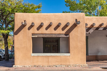 Obraz premium Traditional Mud Adobe Architecture in the Palace of the Governors, Santa Fe, New Mexico, Main Plaza, United States