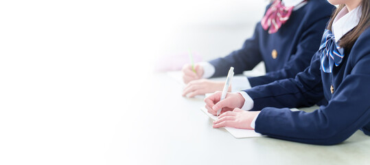 勉強をする学生の手元　コピースペースあり
