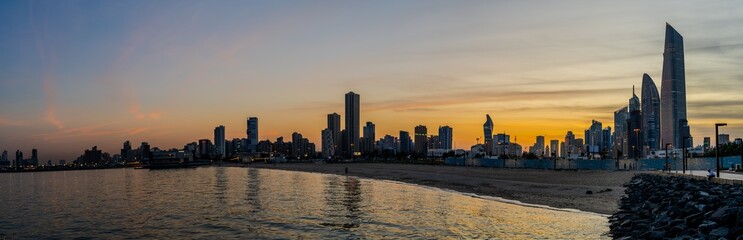 Obraz premium Kuwait City Skyline Panorama at Sunset with Reflections on the Arabian Gulf