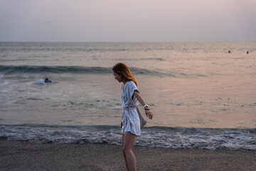 ビーチを歩く女性の姿