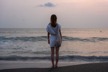 ビーチを歩く女性の姿