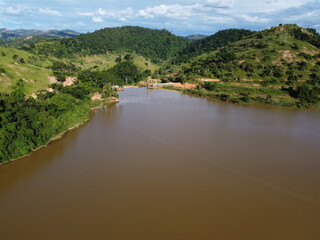 Fototapeta premium rio com mata ciliar