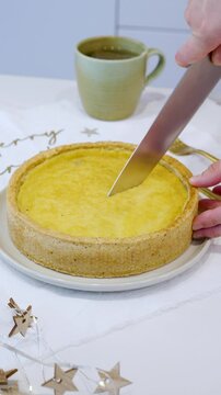 Cortando una porci&oacute;n de torta y levant&aacute;ndola. Footage de cocina, reposter&iacute;a, comida casera 