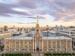 Obraz premium Yekaterinburg City Administration or City Hall and Central square at summer evening. Evening city in the summer sunset, Aerial View.