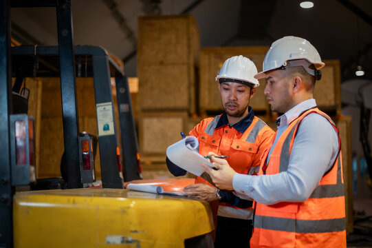 Warehouse inspectors and factory architects are checking the layout of goods to prevent them from falling and being damaged.