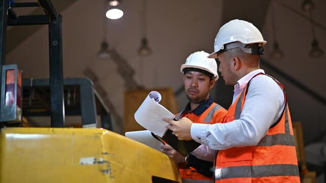 Warehouse inspectors and factory architects are checking the layout of goods to prevent them from falling and being damaged.