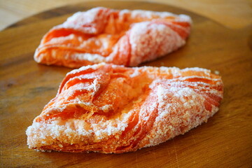 パン屋さんで購入した焼きたてのストロベリーデニッシュ