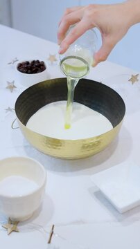  Haciendo la mezcla para una crema. Footage de cocina, reposter&iacute;a, comida casera 