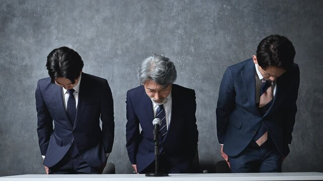 謝罪会見や株主総会などのお辞儀する複数のサラリーマンビジネスイメージ　大変申し訳ございませんでしたの動画
