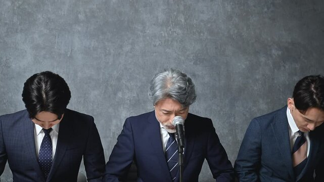 謝罪会見や株主総会などのお辞儀する複数のサラリーマンビジネスイメージ　大変申し訳ございませんでしたの動画