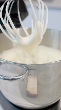 Crema reci&eacute;n batida en una batidora el&eacute;ctrica. Footage de cocina, reposter&iacute;a, comida casera

 