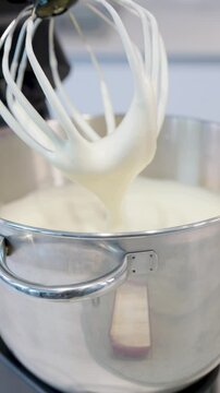 Crema reci&eacute;n batida en una batidora el&eacute;ctrica. Footage de cocina, reposter&iacute;a, comida casera

 