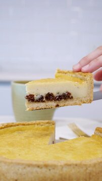 Sirviendo una porci&oacute;n de torta (cheesecake o tarta) en un plato. Footage de cocina, reposter&iacute;a, postres caseros.