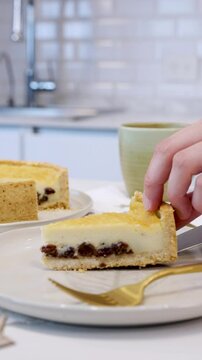 Sirviendo una porci&oacute;n de torta (cheesecake o tarta) en un plato. Footage de cocina, reposter&iacute;a, postres caseros.