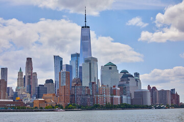 Obraz premium New York city skyline from the river on a summer day