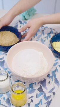 Mezcla de harina, az&uacute;car mascabo y manteca para crumble siendo amasada. Footage de cocina, gastronom&iacute;a, reposter&iacute;a. 