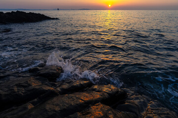 朝日と波が寄せる磯20250309