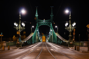 Obraz premium night view of the bridge in budapest