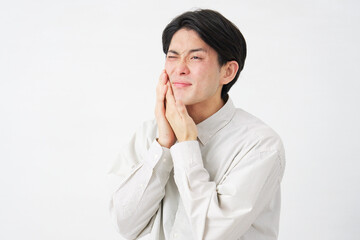 男性　歯痛　白背景