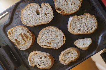 スライスしたパンを焼く　イメージ