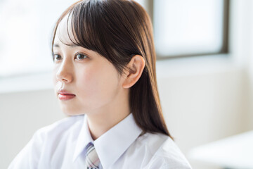 勉強をする女子高校生。