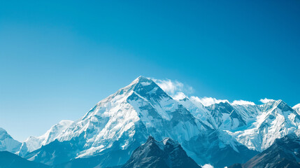 Obraz premium Snow-capped mountains under a clear blue sky 