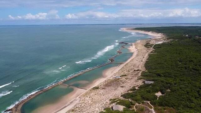 Piscine et dunes de sables de Soulac sur Mer contre l'&eacute;rosion