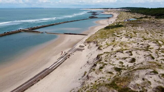 Piscine et dunes de sables de Soulac sur Mer contre l'&eacute;rosion