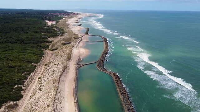 Piscine et dunes de sables de Soulac sur Mer contre l'&eacute;rosion