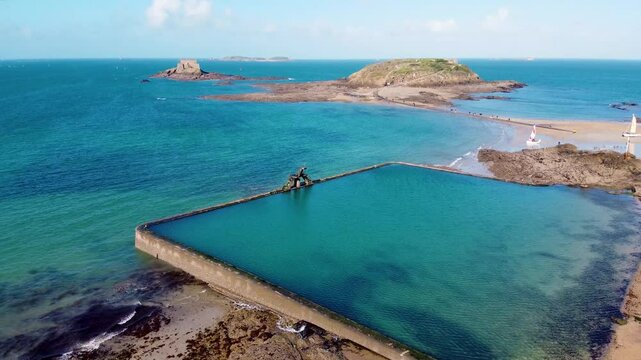 Superbe vue a&eacute;rienne de Saint Malo, ville intra-muros, cit&eacute; corsaire bretonne, Bretagne, France