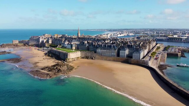 Superbe vue a&eacute;rienne de Saint Malo, ville intra-muros, cit&eacute; corsaire bretonne, Bretagne, France