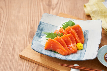 お皿に盛り付けた新鮮なサーモンの刺身