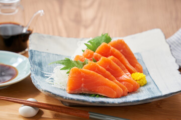 お皿に盛り付けた新鮮なサーモンの刺身