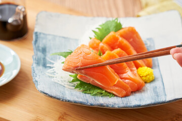 お皿に盛り付けた新鮮なサーモンの刺身