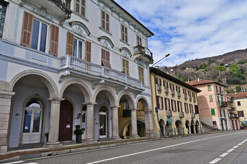 Obraz premium Lesa, le case, i vicoli e le strade del vecchio borgo - Lago Maggiore 
