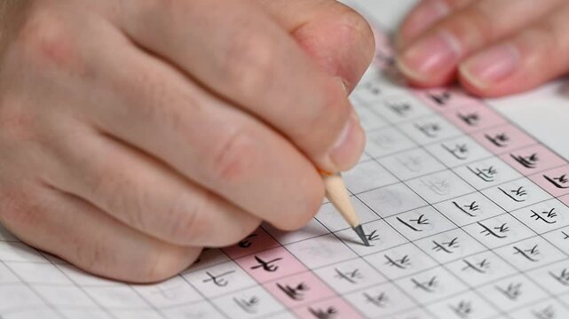 한글 쓰기 연습하는 손과 연습장